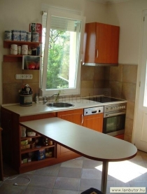 Konyhabútor cseresznye színű vákuumfóliás fronttal