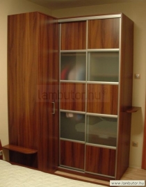 Gardróbszekrény dió színű laminált lapból