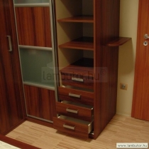 Gardróbszekrény dió színű laminált lapból