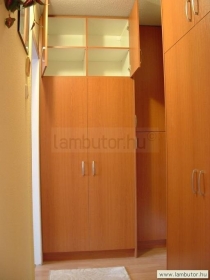 Gardróbszekrény cseresznyefa mintázatos laminált lapból