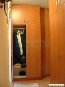 Gardróbszekrény cseresznyefa mintázatos laminált lapból