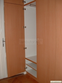 Gardróbszekrény bükkfa mintázatos laminált lapból