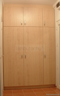 Beépített szekrény juharfa mintázatos lamináltlapból