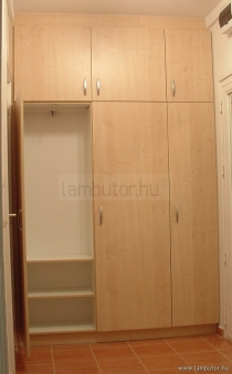 Beépített szekrény juharfa mintázatos lamináltlapból