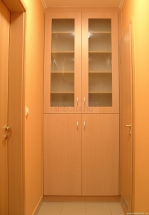 Beépített szekrény bükk színű laminált lapból