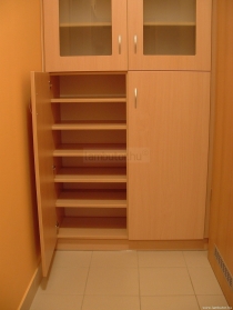 Beépített szekrény bükk színű laminált lapból