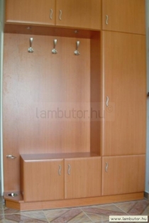 Előszobai beépített szekrény cseresznye laminált lapból, mellette a falon egy keretes tükör